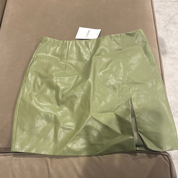 Elegant Green Leather Mini Skirt - Picture 1 of 3